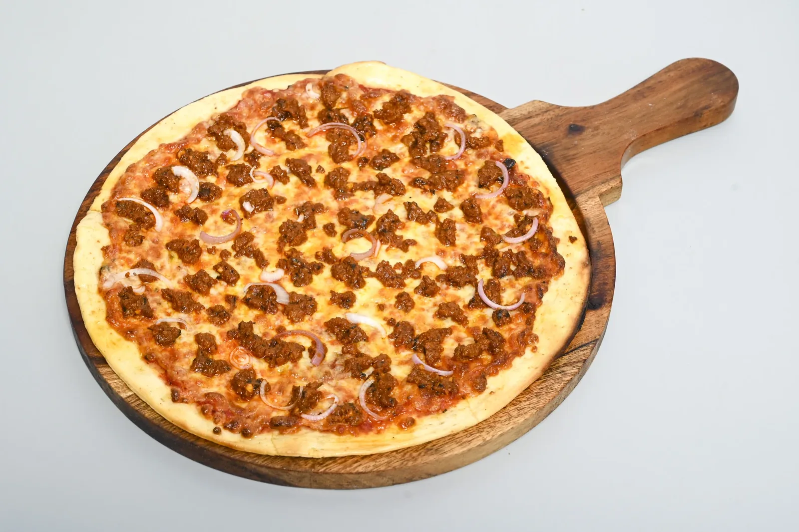 Wood-fired minced meat pizza at Nouba